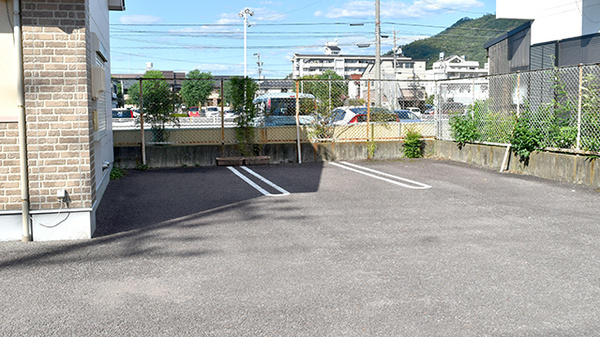 ふたば調剤薬局の駐車場