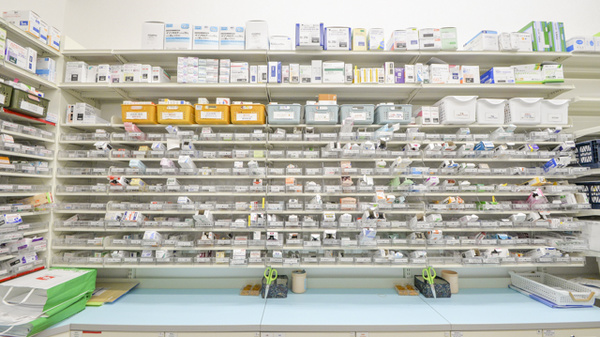 スギ薬局　桂南店の薬棚