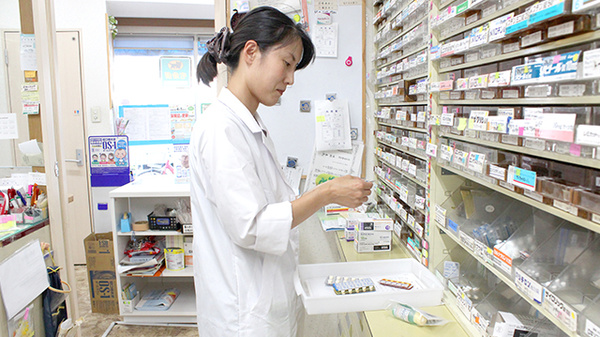 まい薬局 板橋坂下店の作業風景