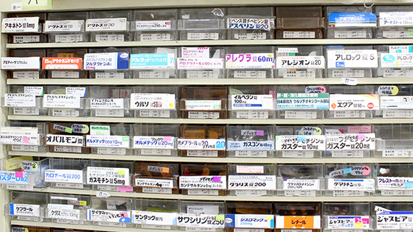 まい薬局 板橋坂下店の薬棚
