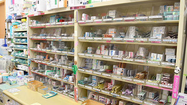 あい薬局丸塚店の薬棚