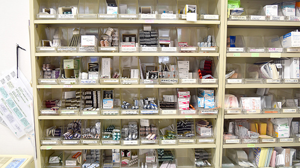あい薬局ひくま店の薬棚