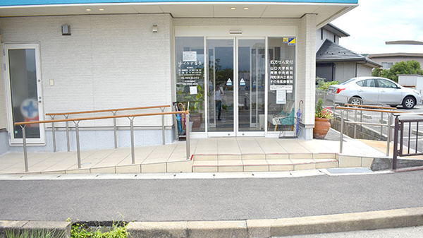 イケダ薬局の入口