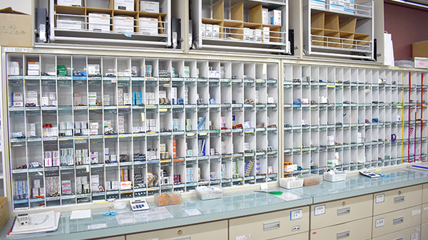 イケダ薬局の薬棚