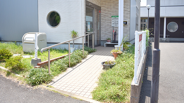 虹の薬局　多久店の入口