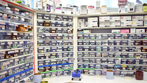 虹の薬局　多久店の薬棚