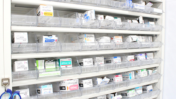 薬や調剤薬局の薬棚