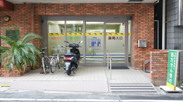 カモミール調剤薬局の入口
