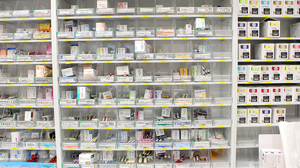 日生薬局　南千住店の薬棚