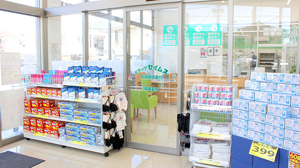 ドラッグセイムス戸塚原宿薬局の入口