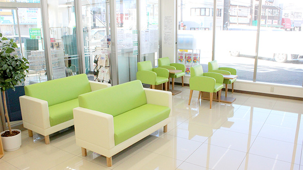 ドラッグセイムス戸塚原宿薬局の待合スペース