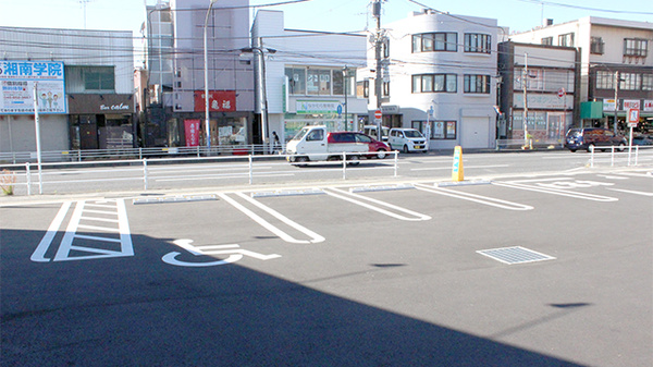 ドラッグセイムス戸塚原宿薬局の駐車場