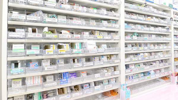 キリン堂薬局　高槻日吉台店の薬棚