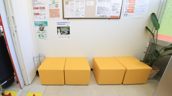 キリン堂薬局　吾妻通店の待合スペース