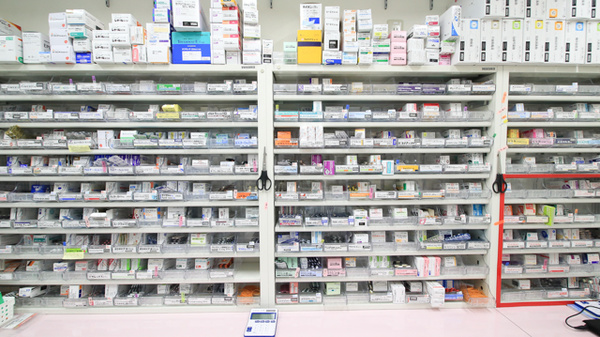 キリン堂薬局　吾妻通店の薬棚