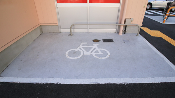 キリン堂薬局　吾妻通店の駐輪場