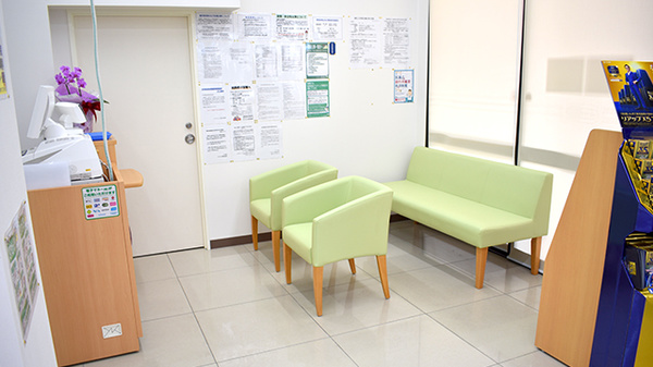 ドラッグセイムス　福岡梅光園薬局の待合スペース