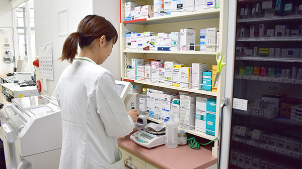 ドラッグセイムス　福岡梅光園薬局の作業風景