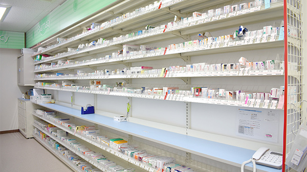 ドラッグセイムス　福岡梅光園薬局の薬棚