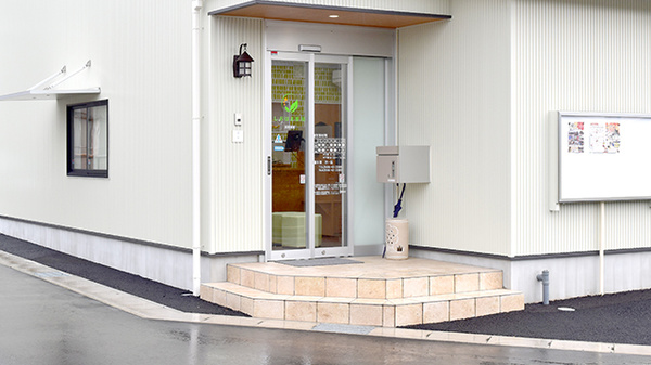しおはま薬局の入口