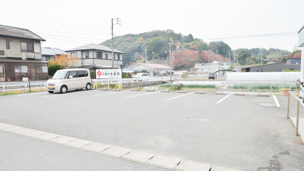 くすのき薬局の駐車場