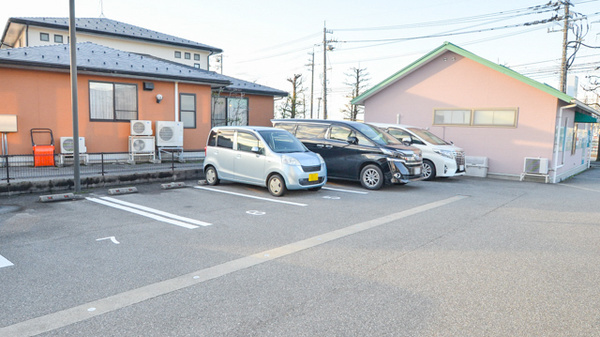 上飯野かがやき薬局の駐車場