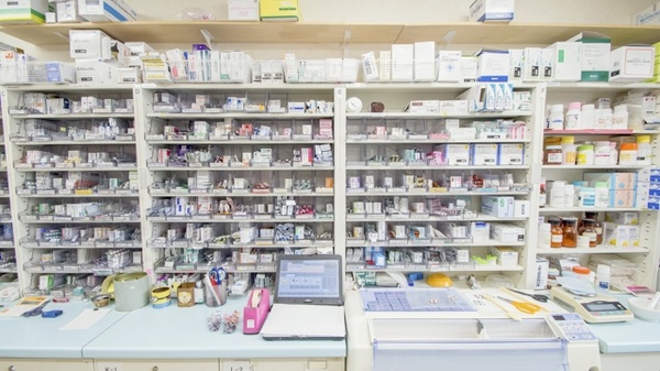 きたがた調剤薬局の薬棚