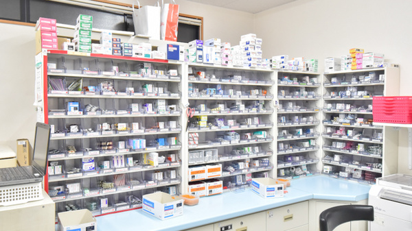 ルナ大手町薬局の薬棚