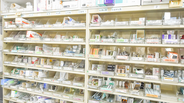 橿原調剤薬局　市役所前店の薬棚