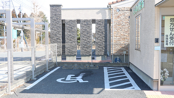 しらゆり薬局の駐車場