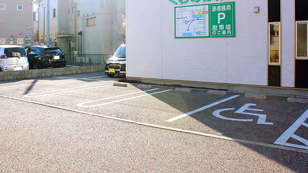 くわのは薬局の駐車場