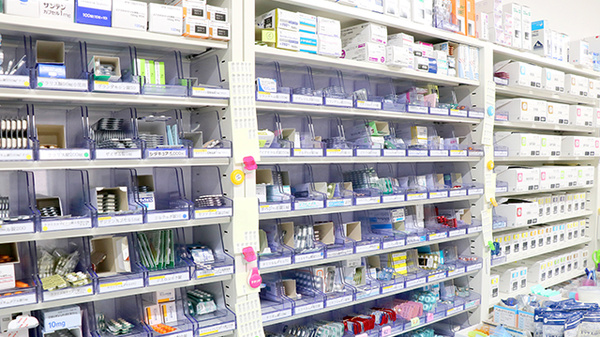 ココ薬局の薬棚