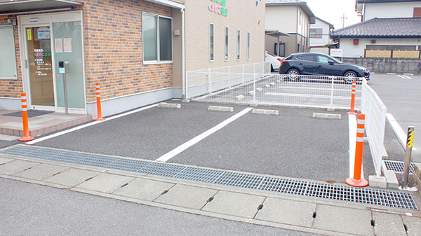 くまのこ薬局の駐車場