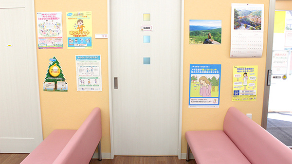 ふじいろ薬局の感染予防待合スペース