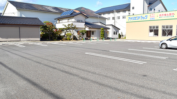 モリキ松本波田薬局の駐車場