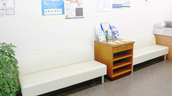 ヤマグチ薬局　西浦和店の待合スペース