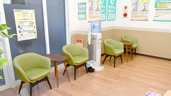 ユタカ薬局上桂の待合スペース