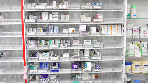 竹の葉薬局小金井緑町店の薬棚