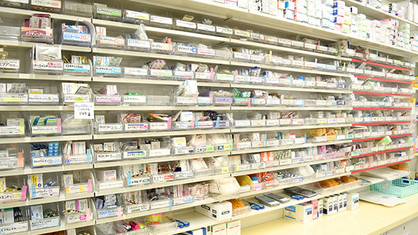 かるがも薬局　八尾店の薬棚