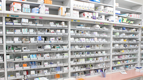 あおぞら薬局　鵠沼桜が岡店の薬棚