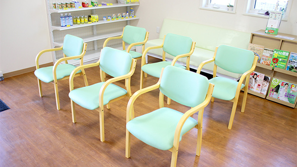 アクト調剤薬局上保原店の待合スペース