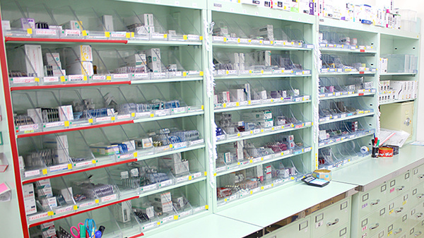 アクト調剤薬局上保原店の薬棚