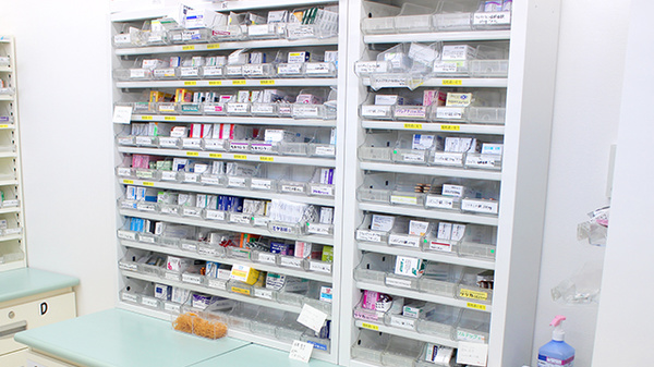 コスモ調剤薬局　八島町店の薬棚
