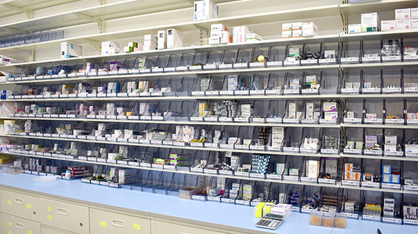 大賀薬局　若久店の薬棚