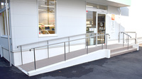 大賀薬局　道善店の入口
