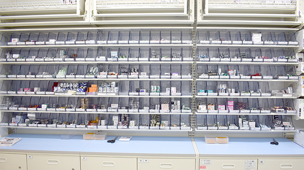 大賀薬局　道善店の薬棚