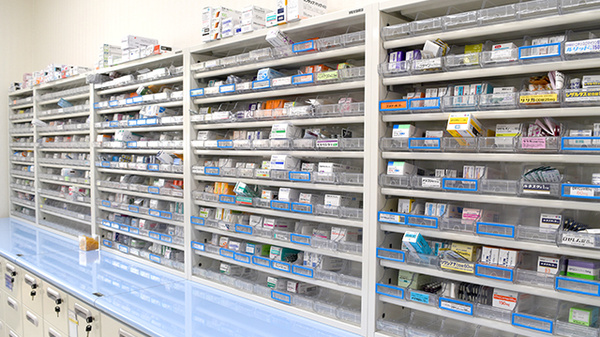 シミズ調剤薬局中央市民病院前店の薬棚