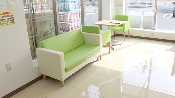 ドラッグセイムス青梅河辺6丁目薬局の待合スペース