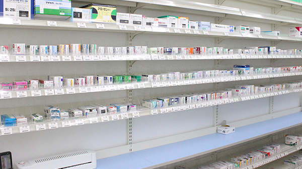 ドラッグセイムス青梅河辺6丁目薬局の薬棚