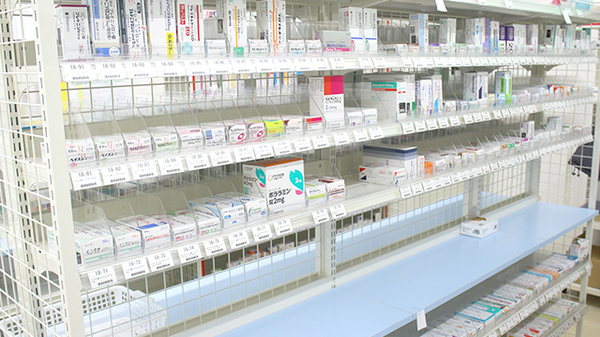ドラッグセイムス横浜笠間薬局の薬棚